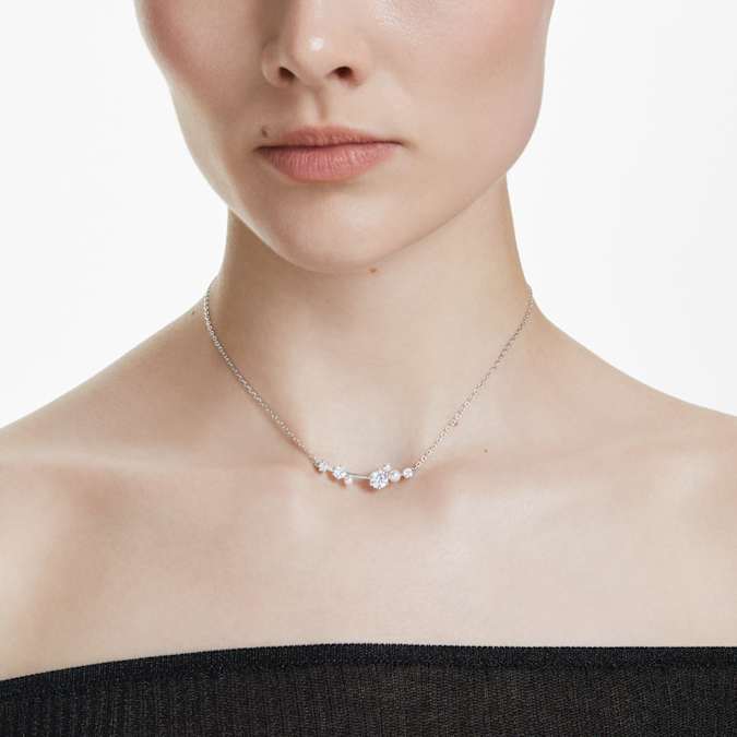 A Model is wearing the rhodium plated necklace.