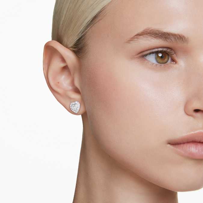 A model is wearing heart shaped earring.