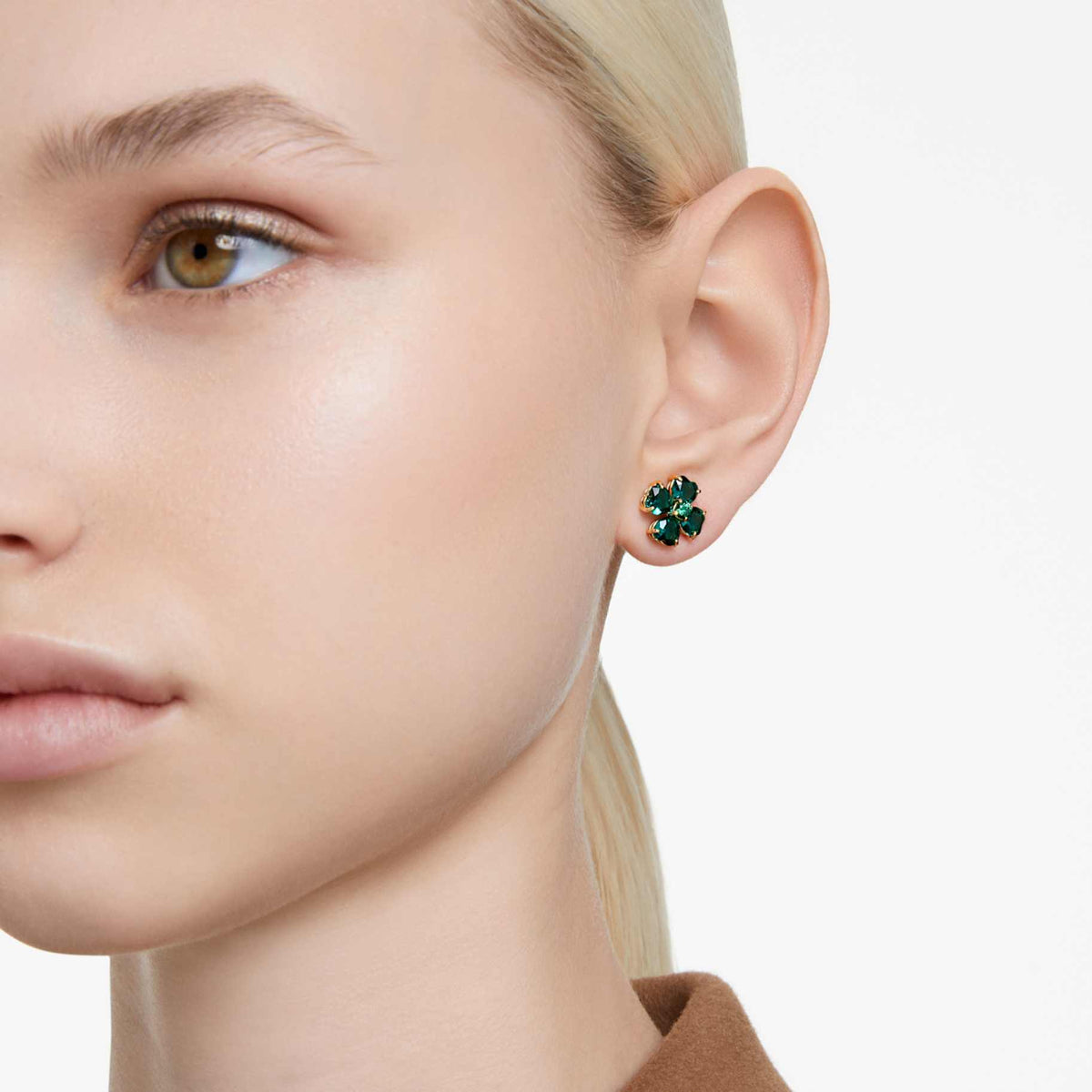 Idyllia stud earrings, Clover, Green, Gold-tone plated 5666236